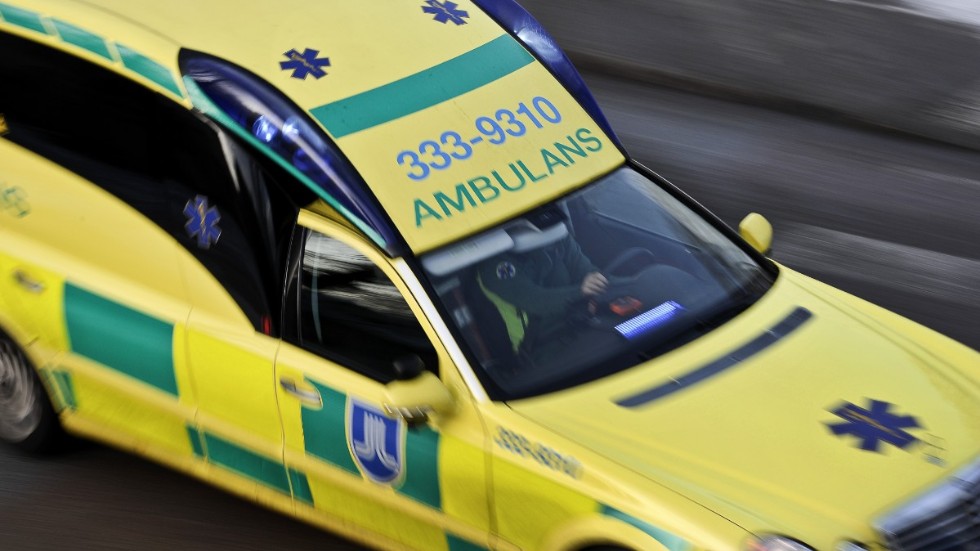 Den påkörda kvinnan fördes med ambulans till Akademiska.