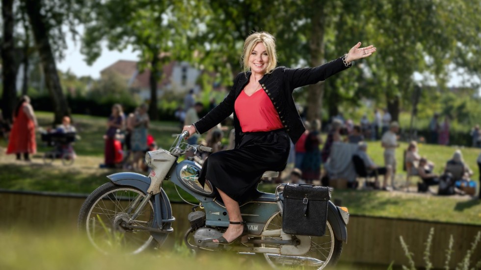 Programeldaren Anne Lundberg får hoppa av mopeden, "Antikrundan" ställer in sin turné. Pressbild.