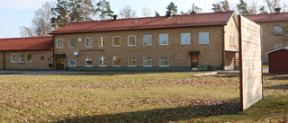 Eldade fotboll och tröja på skolan