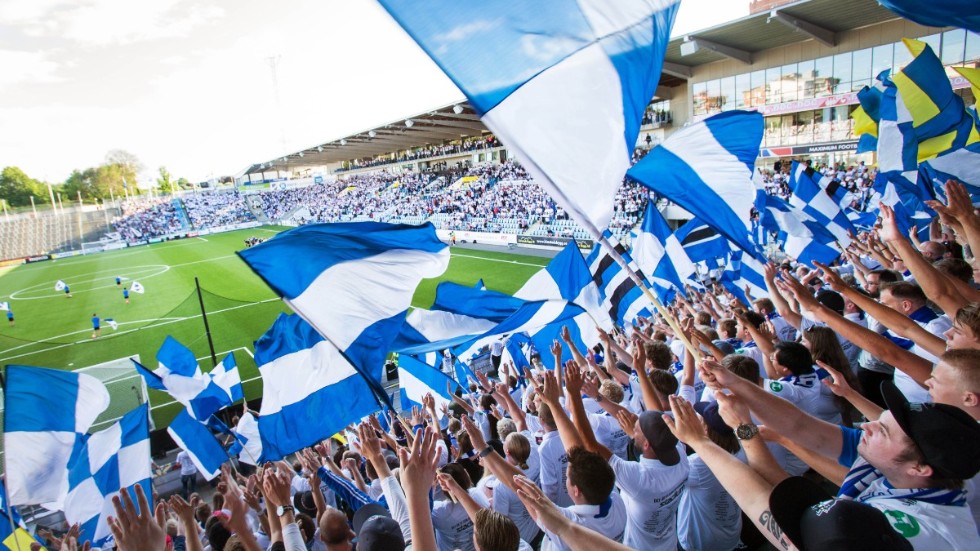 Att spela allsvenska fotbollsmatcher utan publik är långt ifrån ett önskvärt scenario men nu handlar det om klubbarnas överlevnad, skriver debattörerna.