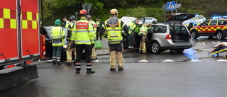 Tre till sjukhus efter trafikolycka