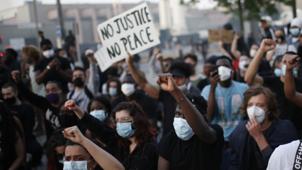 Demonstranter i Paris protesterar mot polisvåld och en svart mans död i samband med ett polisingripande 2016.