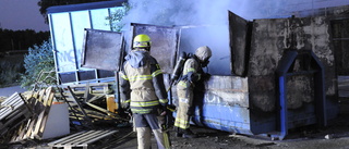 Brand bröt ut i en container  