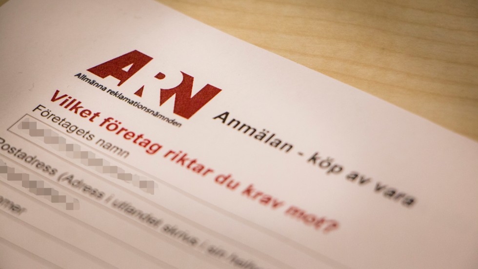 Allmänna reklamationsnämnden råder NA Svensson att gå anmälarens klagomål till mötes gällande en reklamation. Saken gällde en skadad ytterdörr som behövde ersättas.