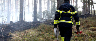 Brand bröt ut i terrängen vid flygplatsen 