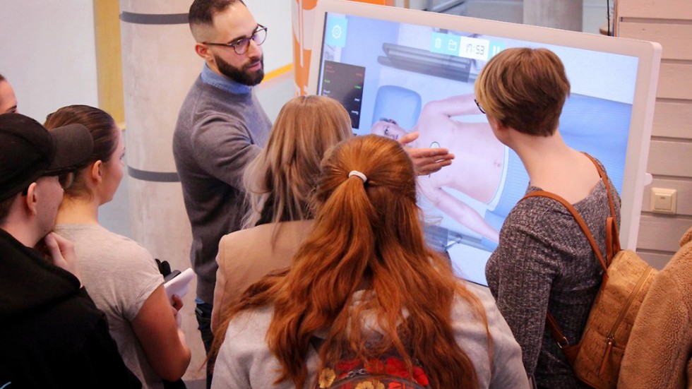 Jakob Lederman redogör för det digitala simuleringsprogrammet Body Interact i samband med en karriärdag på MDH.