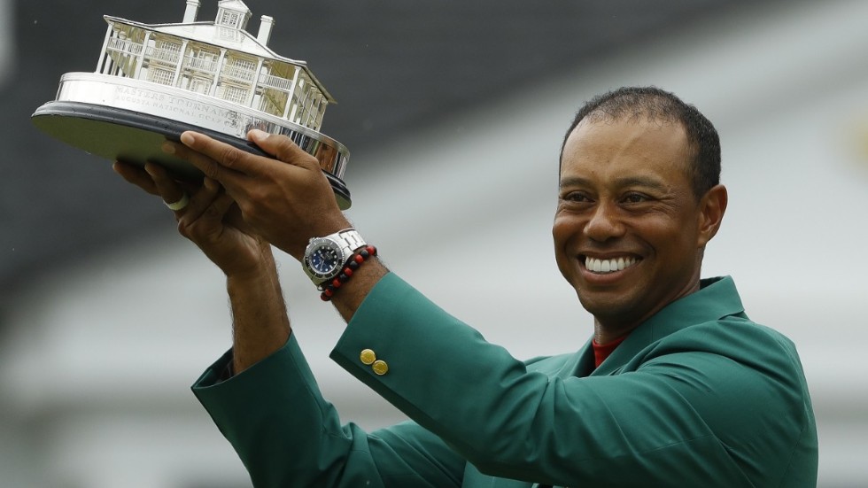 Tiger Woods med segertrofén i US Masters i fjol. I går kväll hade han en egen mästarmiddag, eftersom årets tävling är framflyttad.