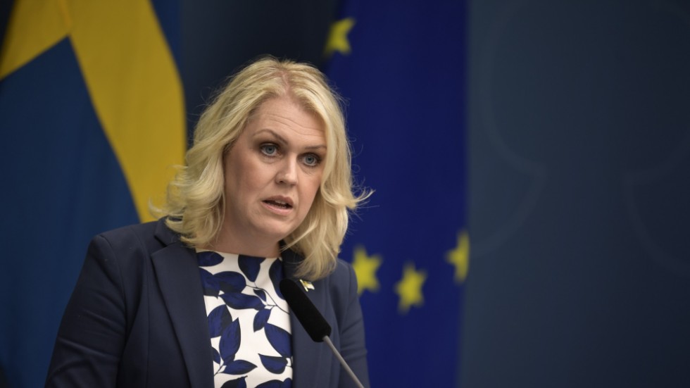 Hur tänker sig Folkhälsomyndigheten och Lena Hallengren att man håller två meters avstånd på arbetsplatser? undrar signaturen Gör om och gör rätt.