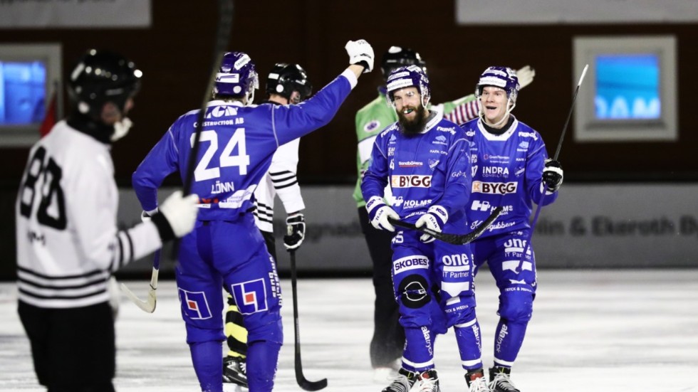 Anders Persson, längst till höger i bild, jobbar IFK Motala hårt på att behålla. Än har IFK inte presenterat något nyförvärv. Det är ett svårt läge nu med coronakrisen och IFK:s förutsättningar.