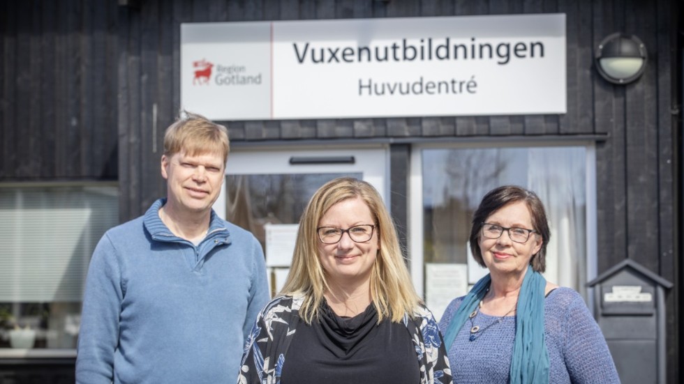 Vuxenutbildningens rektor Hanna Sällström Jonasson (i mitten) tillsammans med Lars-Olof Larsson och Tina M Larsson, båda samordnare för yrkesutbildningar. 