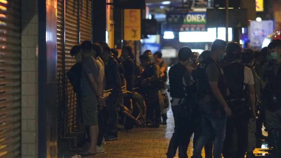 Polis griper regeringskritiska demonstranter i Hongkong. Bilden togs den 11 maj.