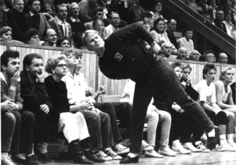 Dino lever sig verkligen med i matcherna. "Man går ju på matchen för att kolla lika mycket på Dino som på tjejerna", har någon sagt.