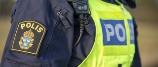 Togs av polis med kniv och misstänkt narkotika