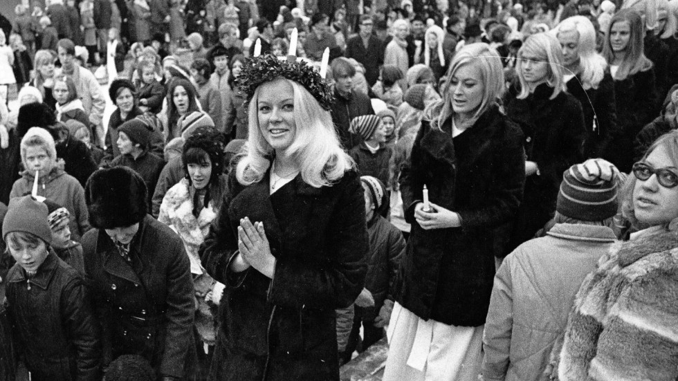 Som nyutnämnd rikslucia för 50 år sedan väntade många framträdanden för Carin Borgman och hennes tärnor.  Och överallt samlades åskådare i massor runt den blonda Arvidsjaurstjejen.