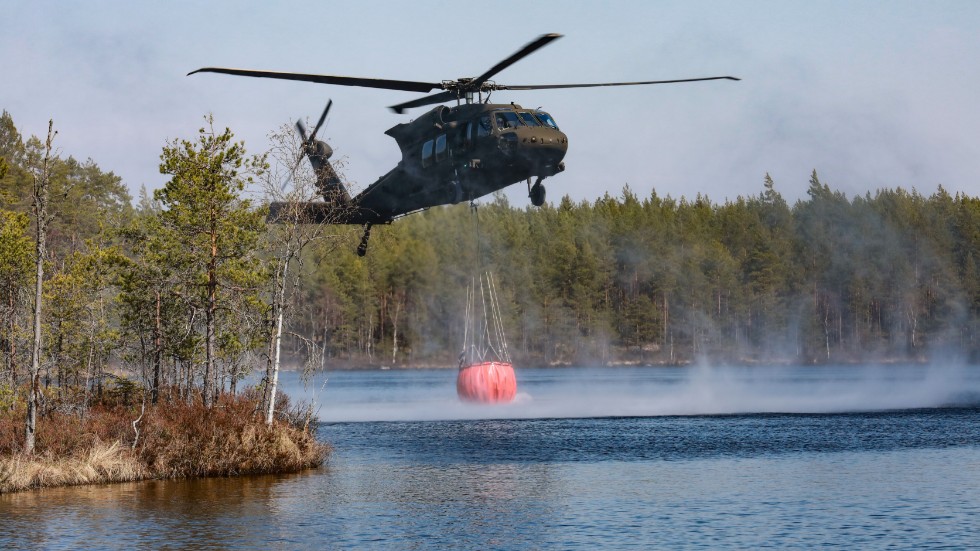 En stor skogsbrand rasar i Tjällmotrakten. Malmen i Linköping bistår med en Blackhawk-helikopter för vattenbombning.