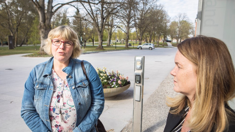 Anna Törnfelt tillsammans med Sveriges lantbruksminister Jennie Nilsson vid ett besök på Gotland.