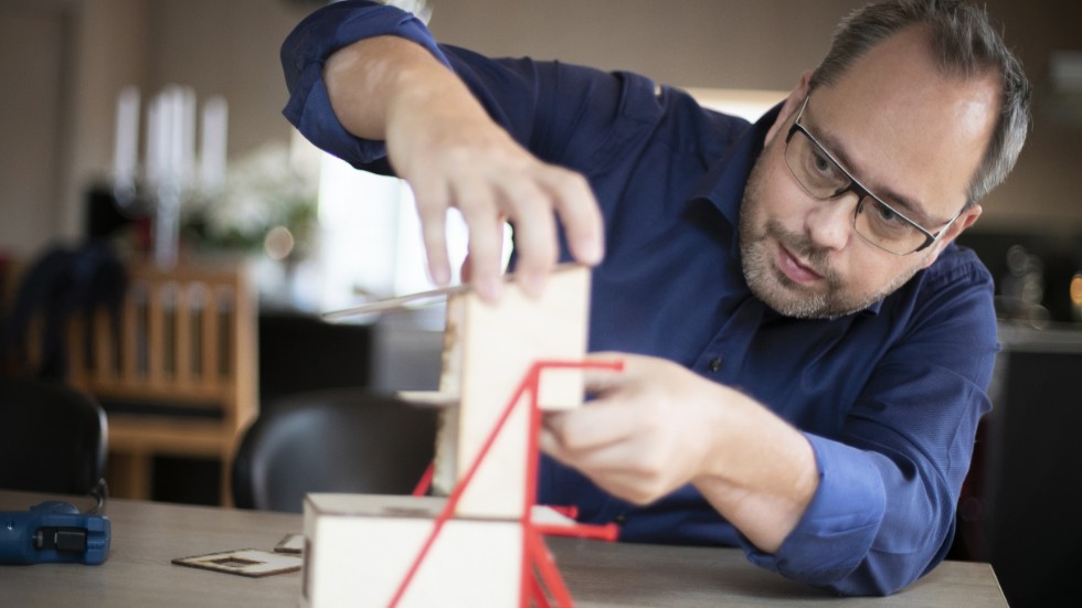 Michel Silverstorm monterar ihop en modell av  idékoncept Nestinbox.