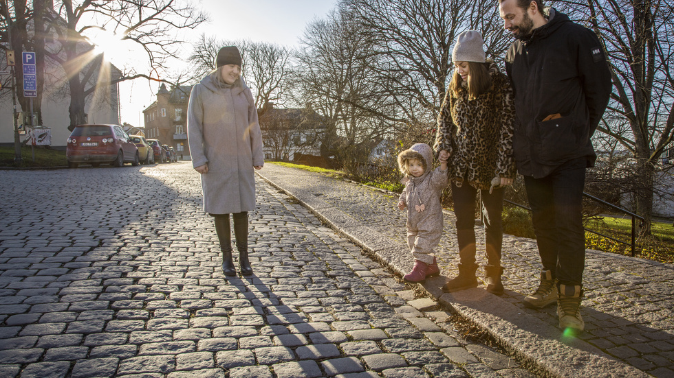 Therese Sahlsten, förskolechef, och Lenha och Henrik Westerlund, föräldrar till Malou, är glada över att regionen ska sätta upp varningsskyltar kring Slottsparken.