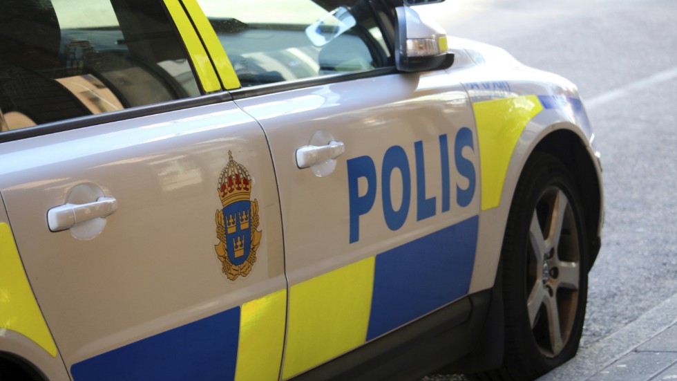 Enligt uppgift har bilen voltat och hamnat på ett gärde.
