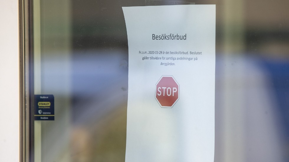 Redan i början av mars borde Piteå kommun ha infört besöksförbud på äldreboendena. Det anser Anders Nordin (SLP).