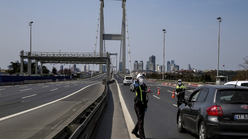Poliser kontrollerar bilar i Istanbul efter att lördagens utegångsförbud införts. Bild från 11 april.