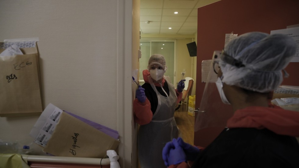 Vårdpersonal i samspråk på en intensivvårdsavdelning i Neuilly-sur-Seine utanför Paris.