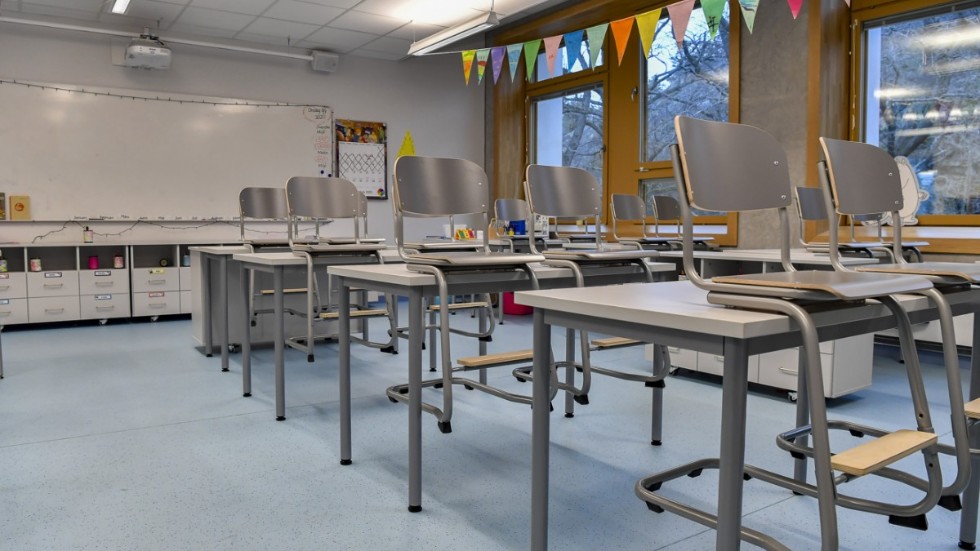 Klassrummen står tomma under flera månader på sommaren. För att öka elevers kunskaper och jämlikheten i skolan bör läsåret förlängas.