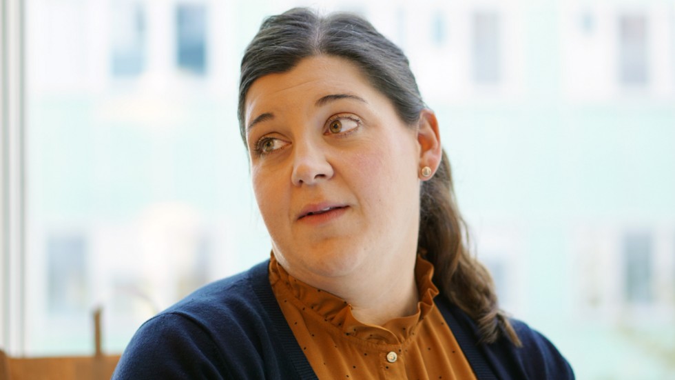 Angelica Katsanidou (S), regionstyrelsens ordförande, fortsätter debatten om regionens ekonomi.