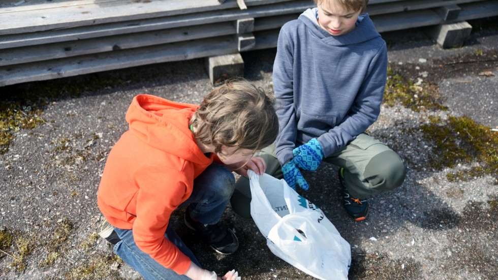 Eric Theorell och Viktor Schödin från Björke skola letade skräp för ett renare Igelfors.