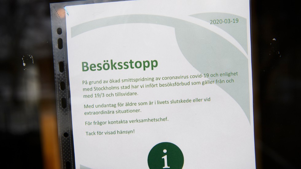 Besöksstopp på äldreboenden har införts för att minska smittan av coronaviruset. Bild från mars 2020.