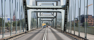 Lastbil körde in i broräcket på Bergnäsbron