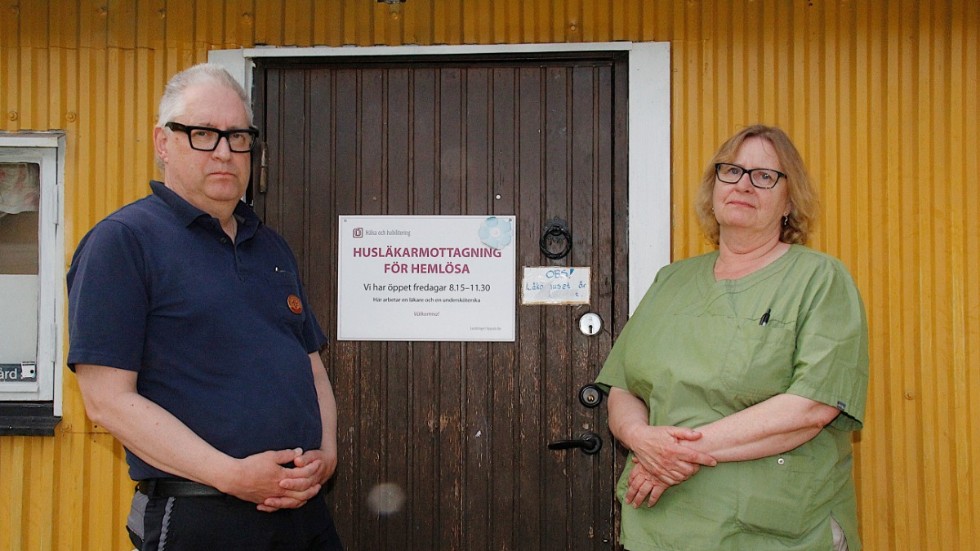 Knut Bodin, läkaren som startade Härbärgets husläkarmottagning för 15 år sedan, och undersköterskan Marguerithe Lundberg.