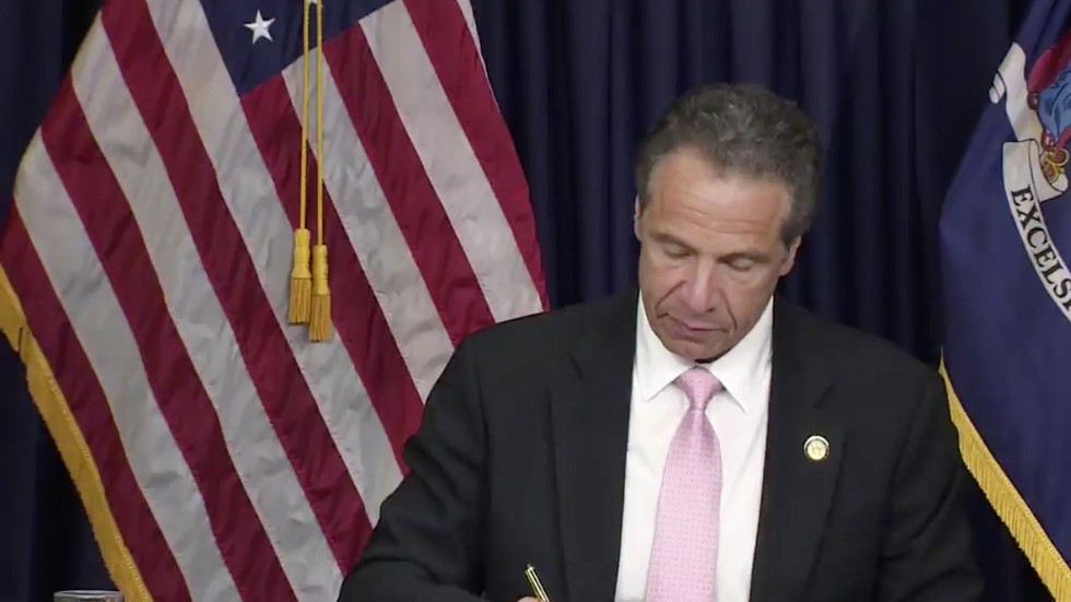 New Yorks guvernör Andrew Cuomo skrev på fredagen under ett beslut som skärper regelverket för delstatens polis.