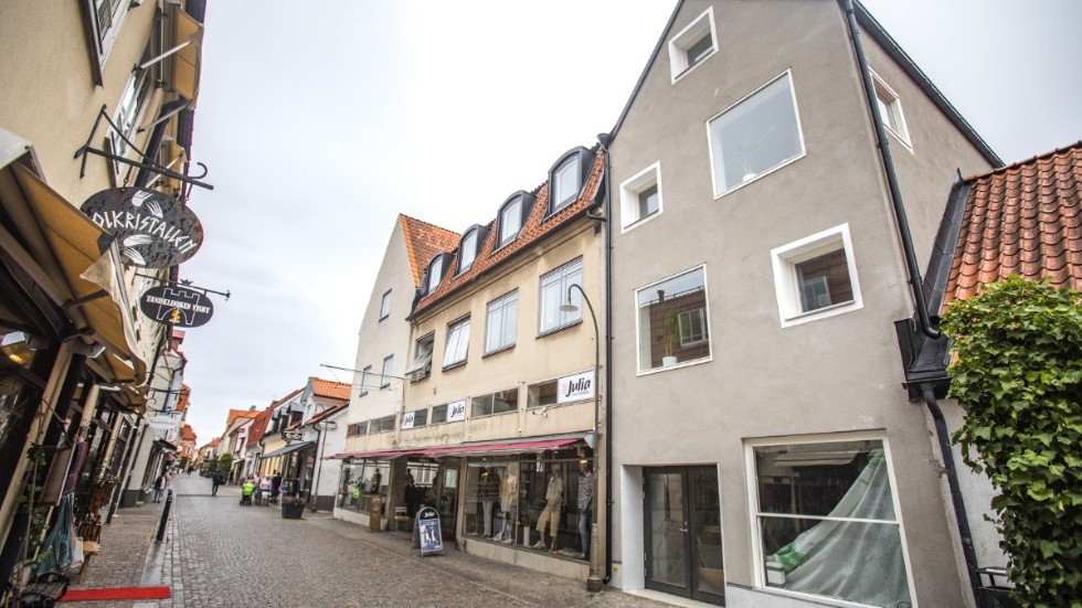Under natten till måndagen ska en ruta ha krossats vid en butik på Adelsgatan.