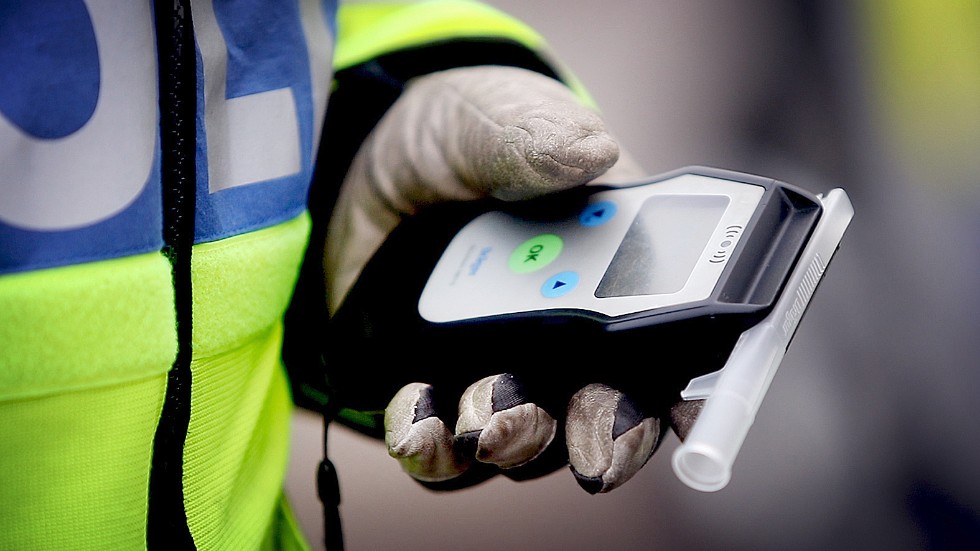 En körkortslös och berusad bilförare stoppades av polisen i Oxelösund sent under lördagskvällen.