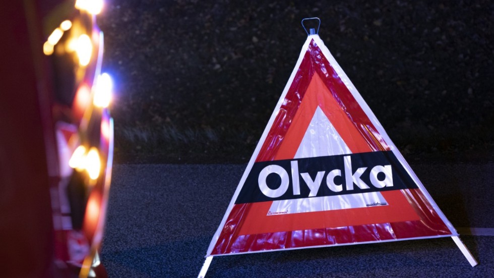 Tre personer, alla under 20 år, har skadats sedan bilen de färdades i krockade med en buss utanför Varberg. Arkivbild.