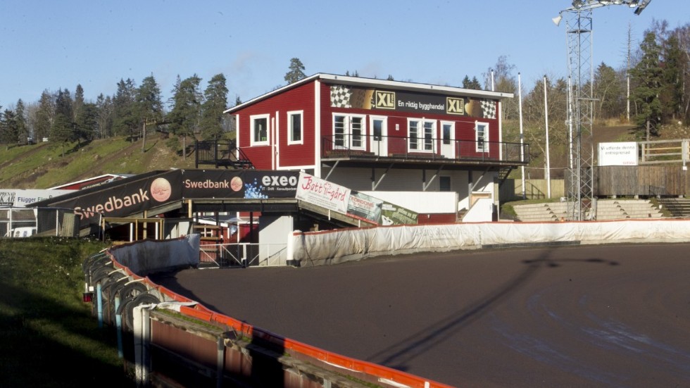 För vip- och loungegäster ska det gå att ta en öl till speedway om det kommer i gång med matcher den här säsongen. Men Piraterna har fått en varning av kommunen.