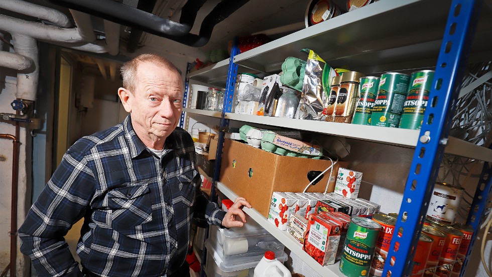 Anders Grevby, FRG Strängnäs, har matvaror och vatten så att han klarar sig minst ett par veckor utan att behöva lämna huset.