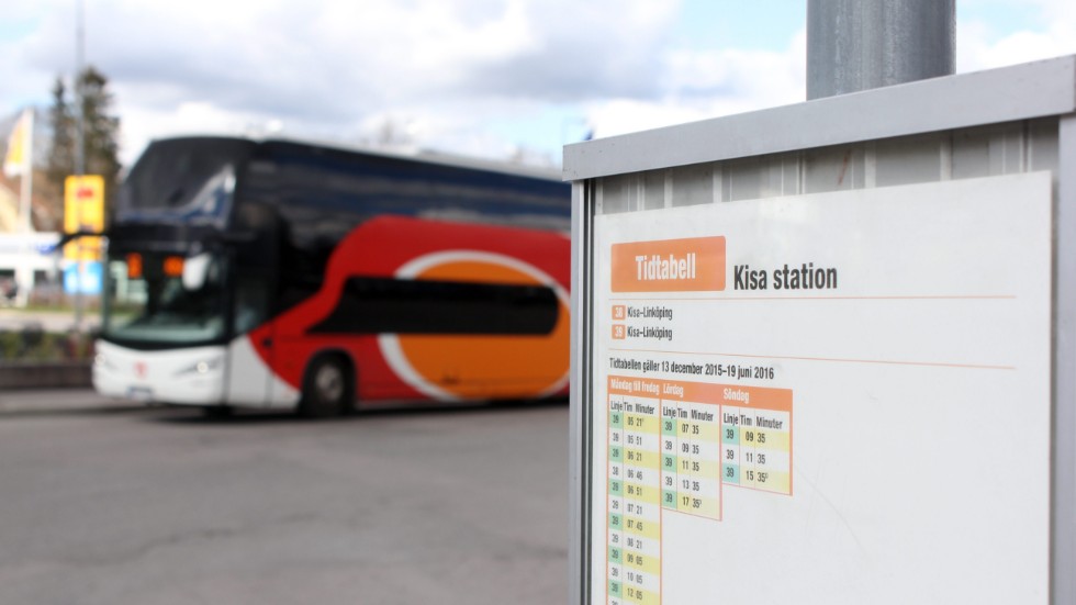 Folkhälsomyndigheten avråder från resande. Men bussar och tåg kommer fortsätta gå i Östgötapendelns regi. Dock kan tidtabellerna förändras. "Vi försöker upprätthålla en trafik som gör att människor kan ta sig till och från jobbet", säger Östgötatrafikens kommunikationschef Eva Jylltorp. 