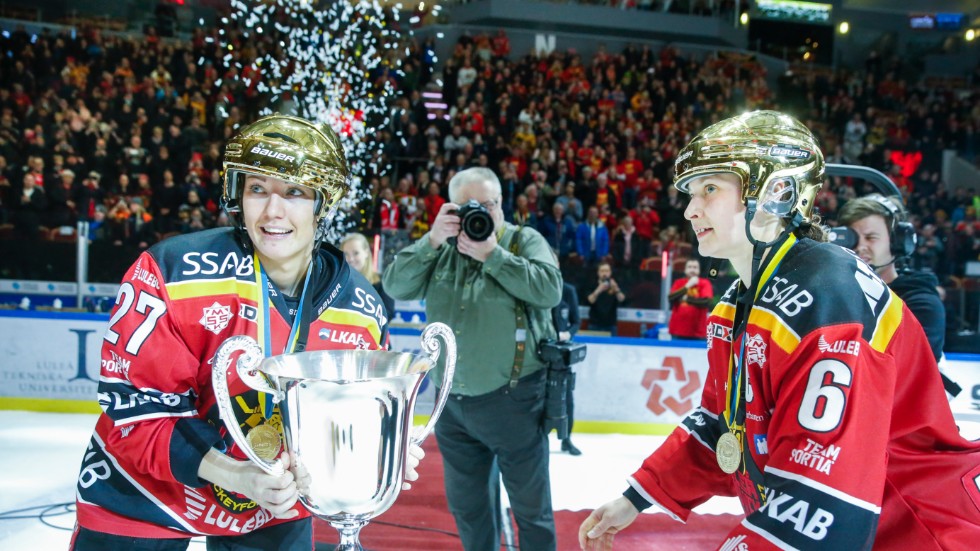 Rebecca Stenberg fick lyfta SM-pokalen för Luleå/MSSK i sin sista match i karriären. 