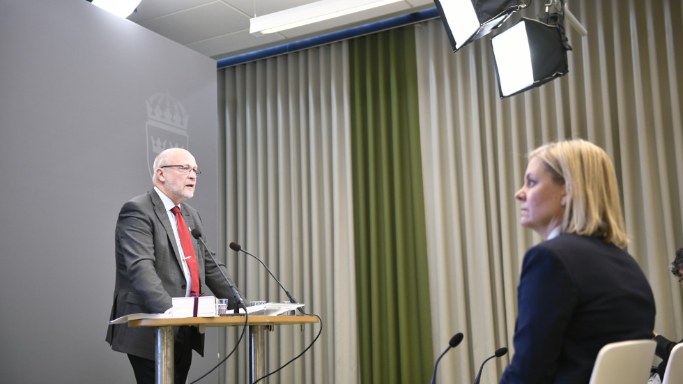 Välfärd. Sven-Erik Österberg överlämnar utredningen till Magdalena Andersson (S). 