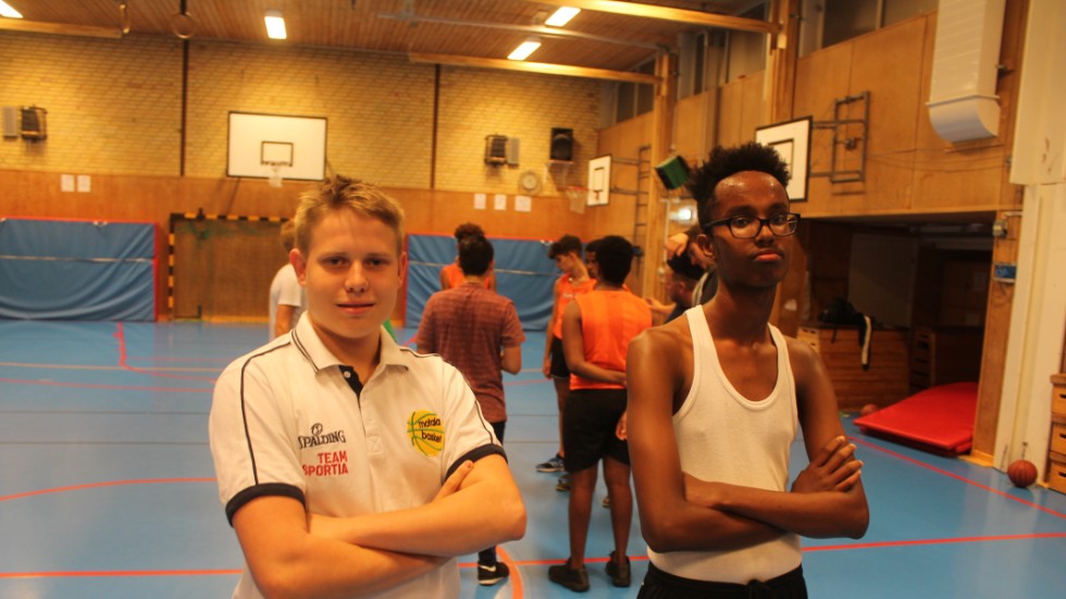 Motala basket, här Henrik Wahlstrand Hyvönen till vänster i samband med en pojklagsträning i Skolgårdahallen, har fart i verksamheten just nu. Men det finns utmaningar.