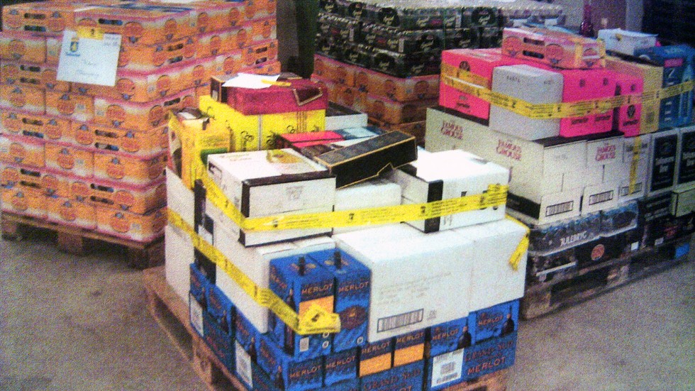 I mannens bil hittade tullen stora mängder alkohol. Nu frias han från smuggling då rätten menar att det inte är orimligt att varorna var för eget bruk.   