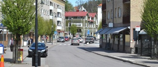 Knuffade en annan tjej i en vägg