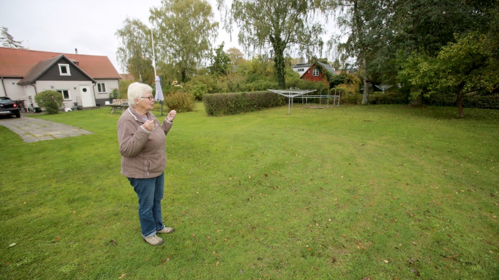 Gunn Nilsson i trädgården på tomten som redan fått känna på havets kraft och föränderlighet.