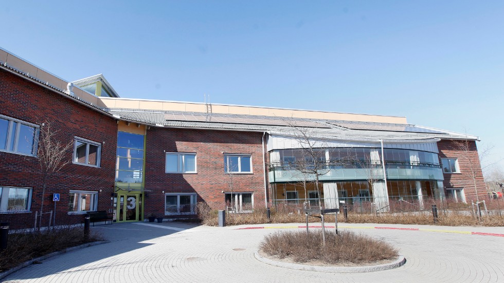 De stora balkongerna på övervåningen vid omvårdnadsboendet på Åkersbergsvägen har stängts av då man upptäckt sättningar i byggnaden.