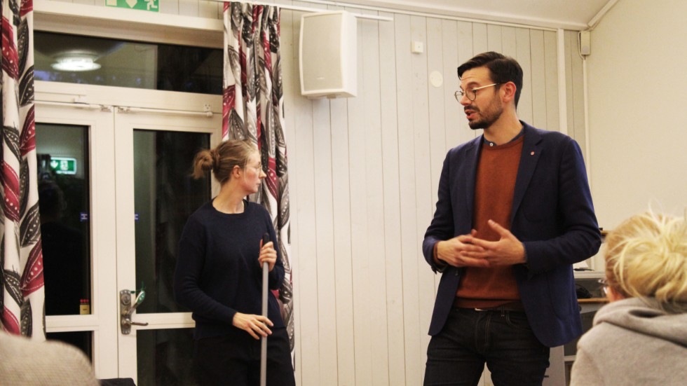 Föräldern Hanna Fager och Elias Aguirre (S) deltog på mötet under torsdagen. 