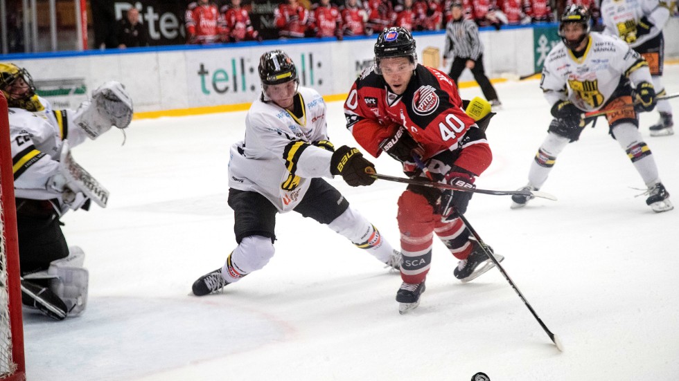 Magnus Isaksson toppar Piteå Hockeys interna mål- (11), assist- (19) och poängliga (30). Förra månaden provtränade han med Skellefteå AIK. Snart kan han göra sina första SHL-matcher på många år. (Arkivbild)