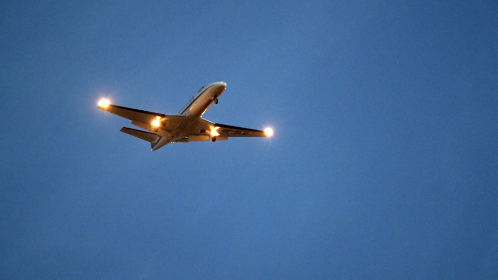 Två flygplan fick under söndagskvällen landa på andra flygplatser. 
