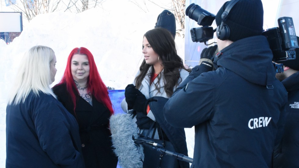 Nathalie Sundström (till vänster) och Mimmi Karlsson (till höger) sökte till "Idol" via bussen som kom till Porsön. Jennifer Pettersson följde med Sundström som stöd.